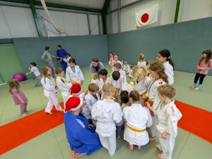 Read more about the article Jahresabschluss mit vielen Gürtelgraduierungen: WinterWeihnachtsJudo 2025 war ein voller Erfolg